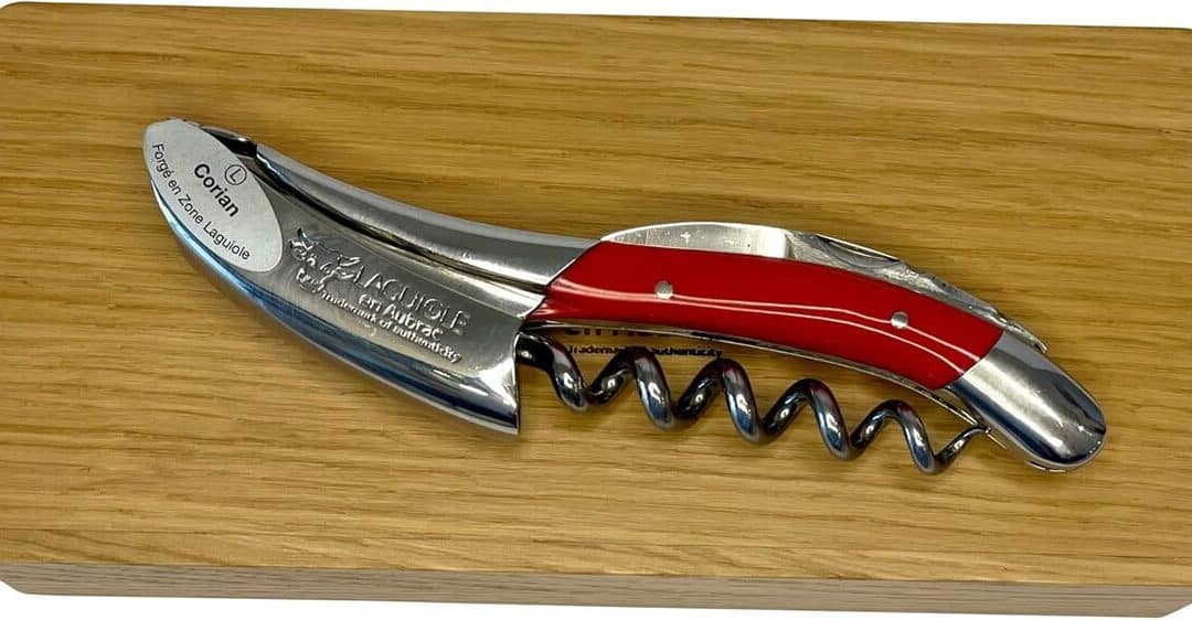 Test du tire-bouchon Laguiole en Aubrac L Corian rouge