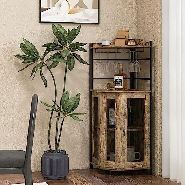 Découvrez l'armoire à vin d'angle Giantex, combinant design industriel et étagères ajustables pour un rangement optimal de vos bouteilles.