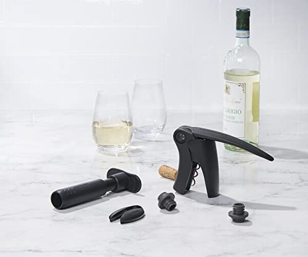 Découvrez notre test complet du lot de 5 outils à vin Le Creuset noir/gris : qualité, design et performance des accessoires indispensables pour les amateurs de vin. 